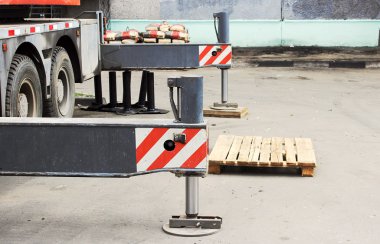 Kamyon güçlü avara demiri genişletilmiş bacaklar sabitleme. İnşaat malzemesi makineleri evin çatısına Boom asansörleri.