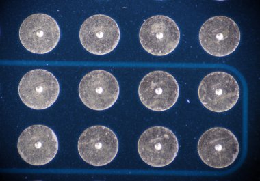 Makro fotoğraf devre üzerinde altın rehber yuvarlak kurulu pcb ile iletişim izler