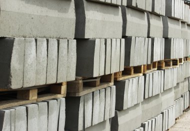birçok curbs palet üzerinde inşaat işleri için