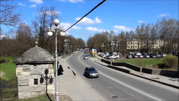 Rörelse av bilar på avenyn som heter 25 oktober i city Gatchina Leningrad region, Ryssland, — Stockvideo