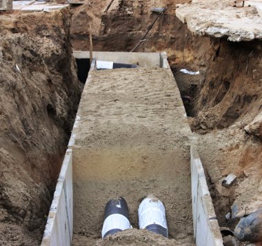 Ev inşaatındaki borular ve ısıtma sistemi. Moskova.