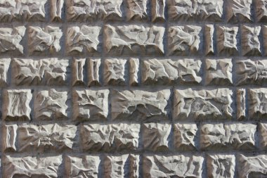 Gri beton kiremitlerden oluşan modern duvar taş taklidi