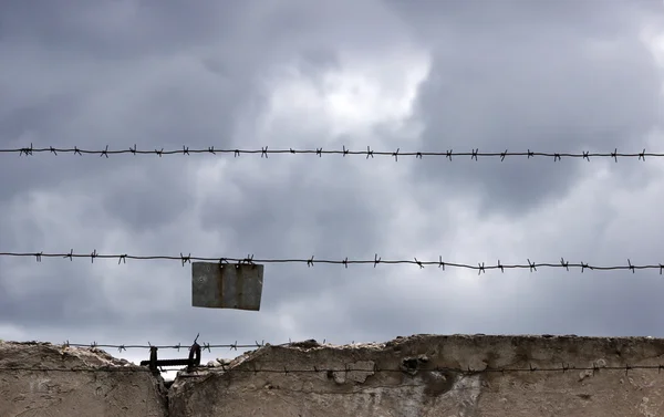 Gloomy Barbed Wire Dark Fence Grey Sky — 스톡 사진