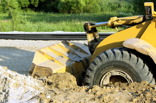 Kum eathmoving kürekle için tekerlekli buldozer makine inşaat alanında çalışır — Stok fotoğraf