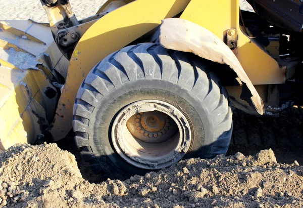 Μηχάνημα μπουλντόζα τροχό για φτυαρίζει άμμο στο eathmoving λειτουργεί στο εργοτάξιο — Φωτογραφία Αρχείου