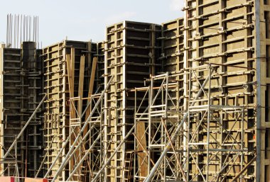 Stok kalıp için betonarme köprü inşaatı Ulaştırma Kavşağı üzerinde destekler.