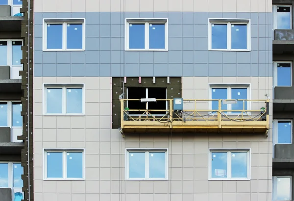 Bau ausgesetzt Wiege ohne Arbeiter auf einem neu errichteten Hochhaus — Stockfoto