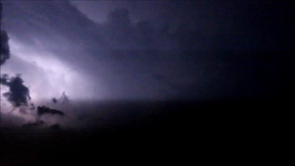 foudre nocturne dans les nuages avant la tempête et la tempête juillet 14, 2016 Moscou 