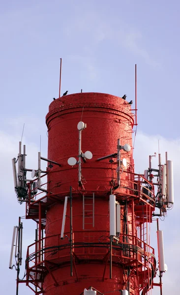 主に携帯電話の伝送用の通信機器のケーブルの赤と白のチューブ ボイラー — ストック写真