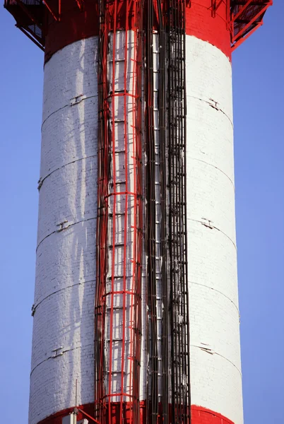 Caldeira de tubo vermelho e branco com cabos de equipamentos de telecomunicações, principalmente para transmissão celular — Fotografia de Stock
