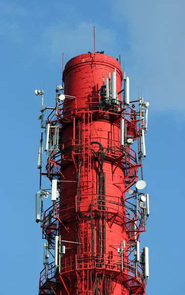 Красно-белый котел с кабелями телекоммуникационного оборудования, в первую очередь для сотовой передачи — стоковое фото