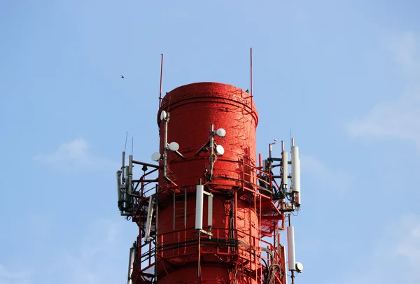 Красно-белый котел с кабелями телекоммуникационного оборудования, в первую очередь для сотовой передачи — стоковое фото