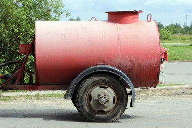 Gatchina Leningrad bölgesinde traktör için büyük kırmızı sulama varil sokaklar için otostop