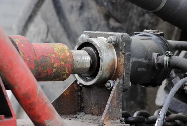 Hydraulischer Antrieb des Systems an den Traktor für die Bewässerung der Straßen in der Region Gatchina Leningrad — Stockfoto