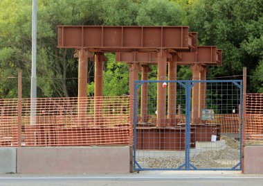 yol Kavşağı'nda Moskova üzerinde bir köprü yapımı için metal yapılar