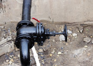bir musluk, işlenmiş Bitüm polimer karışımı ile siyah boru.