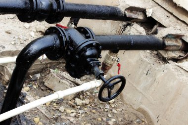 bir musluk, işlenmiş Bitüm polimer karışımı ile siyah boru.