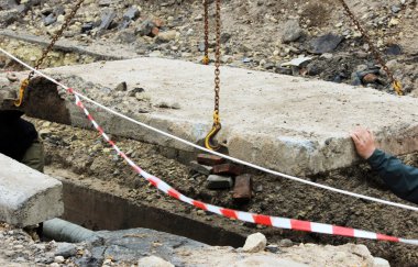Beton levhayı indirmek ve su borularının tamirat sırasında zarar görmesini engellemek..