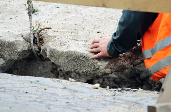 Menurunkan Lempengan Beton Dan Menciptakan Saluran Dan Perlindungan Pipa Air — Stok Foto