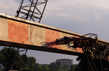 Ağır makinelerden hidrolik sistemdeki hortumlar ve borular - Moskova 'da yol kavşağı inşaatındaki kazıkları çekiçleyen makine