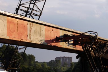Ağır makinelerden hidrolik sistemdeki hortumlar ve borular - Moskova 'da yol kavşağı inşaatındaki kazıkları çekiçleyen makine