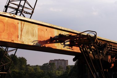 Ağır makinelerden hidrolik sistemdeki hortumlar ve borular - Moskova 'da yol kavşağı inşaatındaki kazıkları çekiçleyen makine
