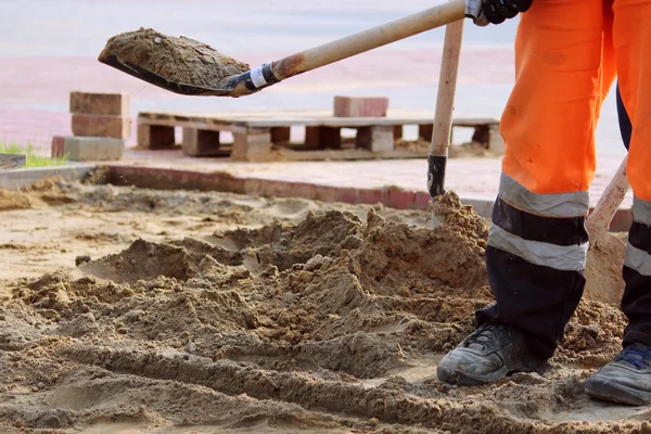 Pasir Masons Membuang Sekop Untuk Meletakkan Lempengan Alun Alun Kota — Stok Foto