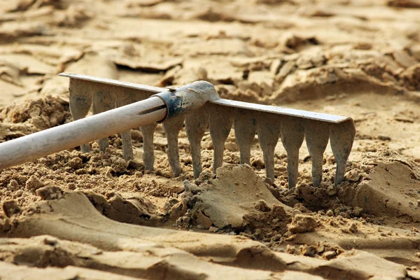 Hark Gereedschappen Liggen Het Zand Bereid Voor Het Leggen Van — Stockfoto