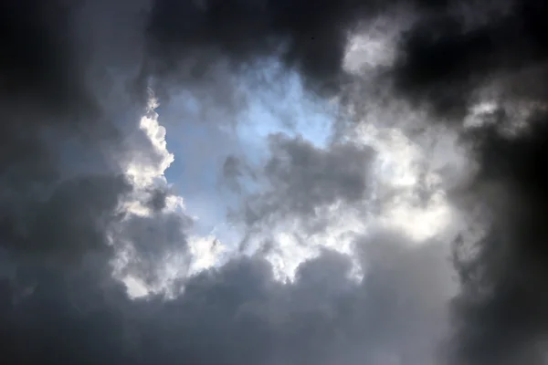 雨の前に雲と青い空 — ストック写真