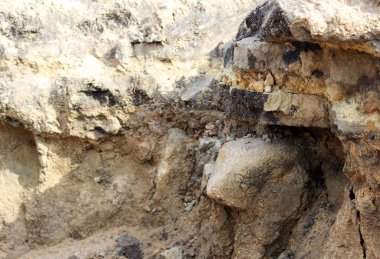 Yerdeki katmanlar, Gatchina 'daki yol inşaatının hikayesini anlatıyor. Görünür taş döküntü tabakası 250 yıllık - kraliyet asfaltının kalıntıları.