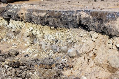 Yerdeki katmanlar, Gatchina 'daki yol inşaatının hikayesini anlatıyor. Görünür taş döküntü tabakası 250 yıllık - kraliyet asfaltının kalıntıları.