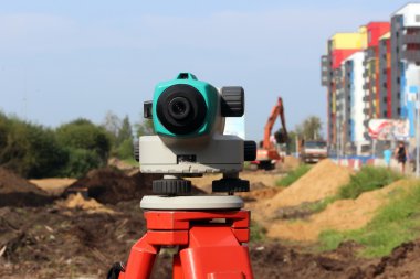 Düzleştirici - yerdeki işaretleri saptamak için bir cihaz, deniz seviyesine göre inşaat alanını tamamen yatay hale getirmek için boylam ve enine eğimin hesaplanması.