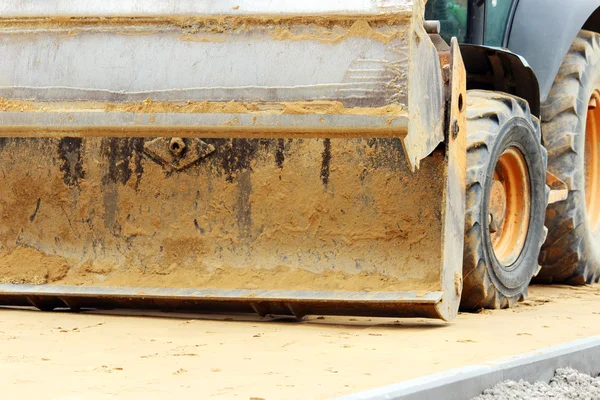 Dirty Bucket Loader Worker Who Works Town Square Moving Pallets — ストック写真