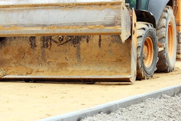 Trabalhador Carregador Balde Sujo Que Trabalha Praça Cidade Movendo Paletes — Fotografia de Stock