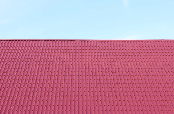 Красная Крыша Против Голубого Безоблачного Неба — стоковое фото