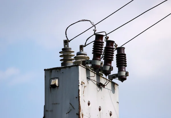 Elektriska Ledningar Sträcker Sig Från Transformatorstationen Nära Järnvägen Bakgrund Blå — Stockfoto