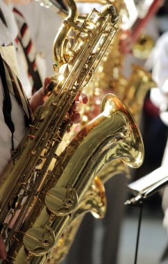 Müzisyen Moskova 'daki orkestrada saksafon çalıyor.