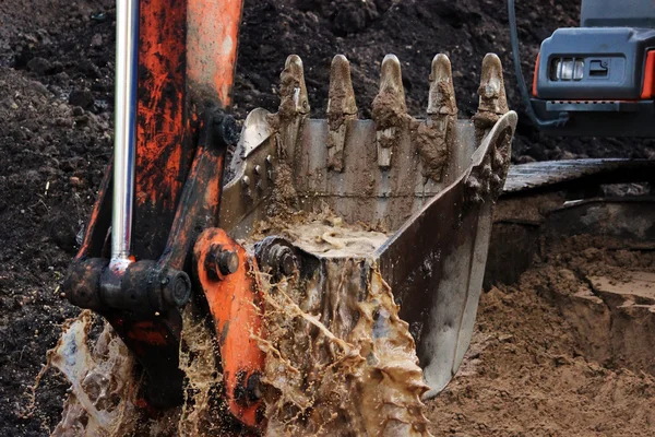 Trabalho Sujo Balde Escavadeira Que Escava Nivelou Solo Coleta Água — Fotografia de Stock