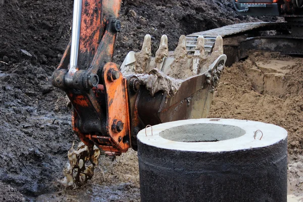 Trabajo Sucio Cubeta Excavadora Que Cava Nivelado Suelo Saca Agua — Foto de Stock