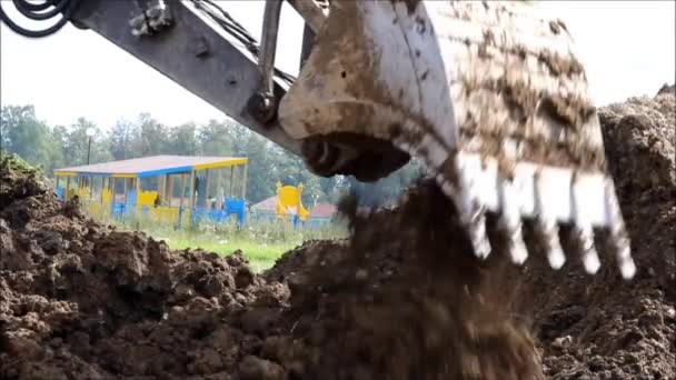 Trabajador Una Excavadora Cava Suelo Busca Sitio Donde Produjo Accidente — Vídeo de stock