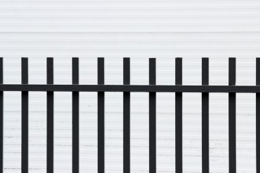 Beyaz arkaplanda gri metal çubuklar.