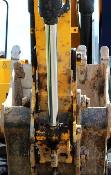 Pistão hidráulico de aço isolado para guindaste, que levanta e abaixa a laje de concreto durante o trabalho de reparação . — Fotografia de Stock