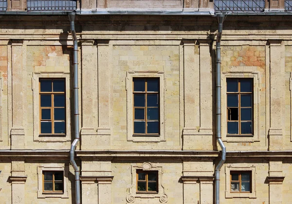 Окно в историческом архитектурном здании — стоковое фото