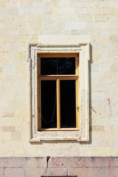 Ventana en el edificio arquitectónico histórico — Foto de Stock