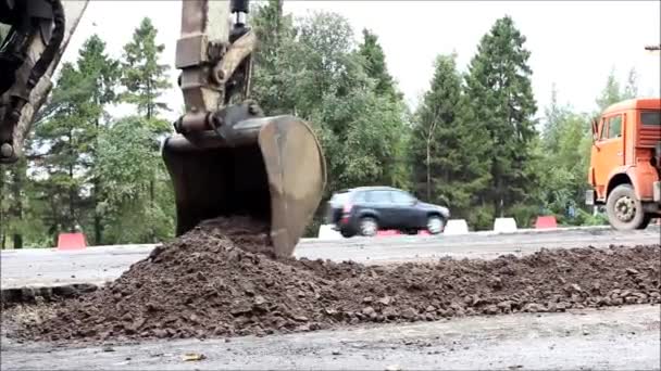 Réparation Sur Tronçon Routier Les Travailleurs Réparent Une Petite Surface — Video