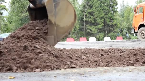 Reparation Vägsträckan Arbetare Reparerar Ett Litet Område Med Hjälp Traktor — Stockvideo