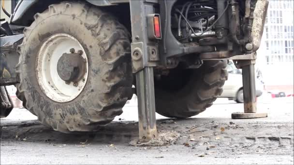 Trabalhos Reparação Estrada Trator Está Firmemente Sobre Outriggers Trabalho Roda — Vídeo de Stock