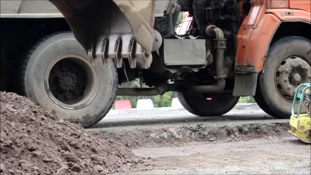 Reparation Vägsträckan Arbetare Reparerar Ett Litet Område Med Hjälp Traktor — Stockvideo