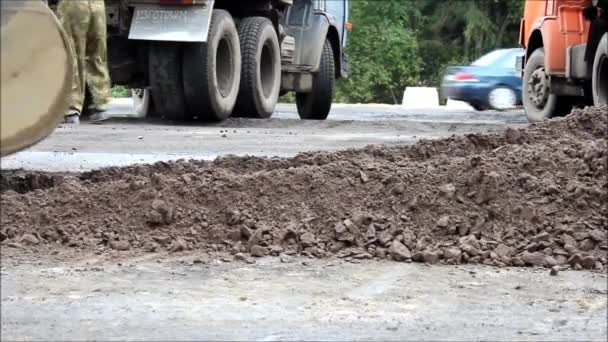 Yol Bölümünde Onarım Var Şçiler Traktörle Küçük Bir Alanı Kovayla — Stok video