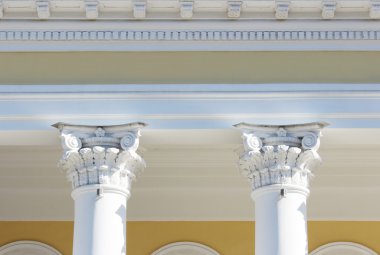 Barok tarzında beyaz sütunlar Parlak güneşli bir günde